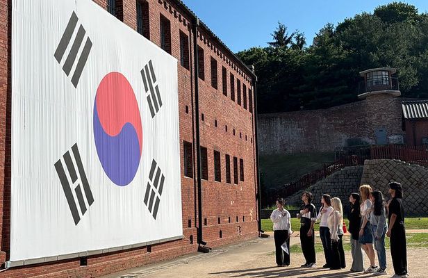 Seoul History Tour Deoksugung Palace and Seodaemun Prison