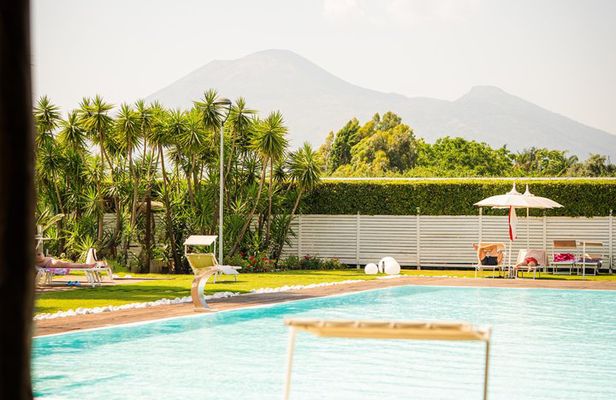 Pool & Wine Escape