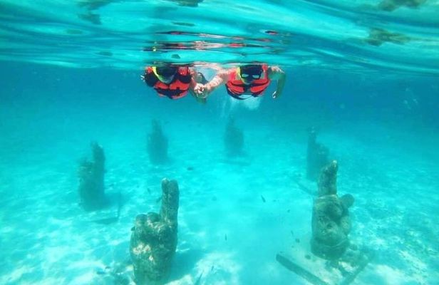 Dream catamaran in Isla Mujeres with buffet snorkel and open bar