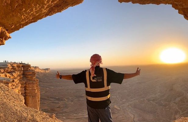 Edge of the World Sunset Adventure with 4x4 Drive from Riyadh