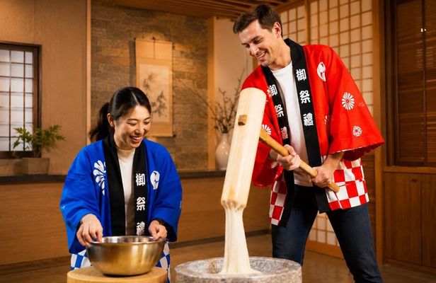 Tokyo Traditional Mochi Pounding Experience in Shibuya