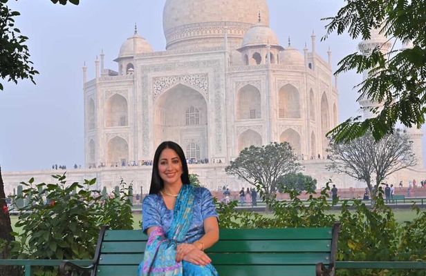 From Delhi: Taj Mahal Sunrise Tour with Breakfast at a 5*Hotel