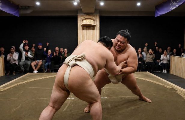 Shibuya Sumo Show with Drink and Photo in Tokyo