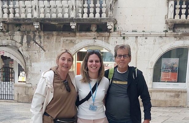 Split PRIVATE History Walking Tour for YOUR GROUP / Local Guide