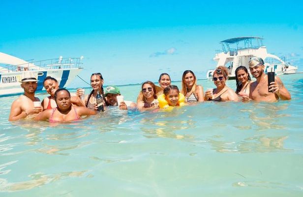 Private Boat Cruise with Snorkel Open Bar and Natural Pool