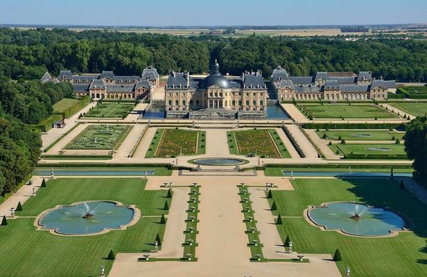 From Paris Château de Fontainebleau and Gardens Guided Day Trip