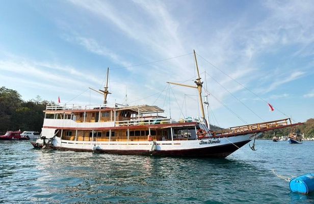 Explore Komodo Open Trip 2 Days 1 Night