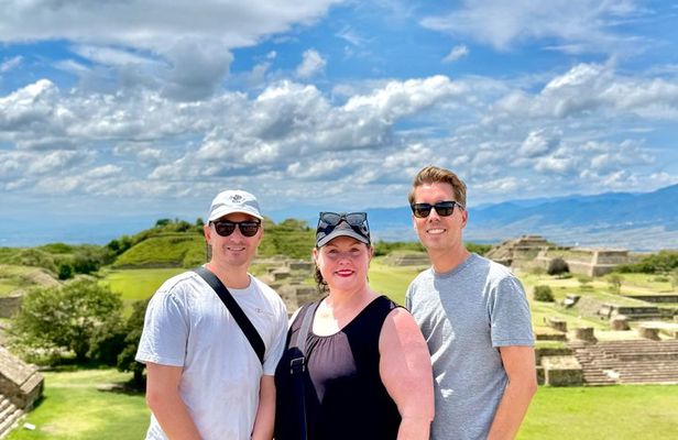 Private Tour: monte Albán Teotitlan del valle & Hierve el agua