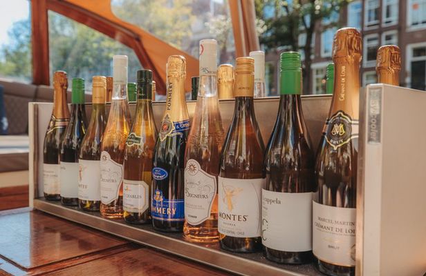 Amsterdam: 2-Hour Canal Cruise incl. Drinks & Dutch Snacks