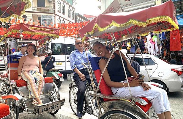 Private Hanoi Old Quarter Cyclo Tour with Street Food & Drinks