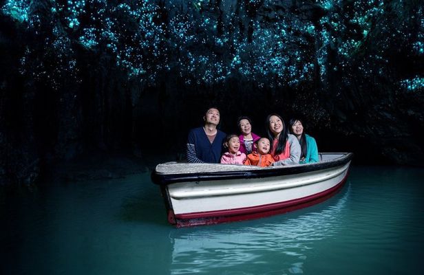 3 Days, Waitomo Caves, Hobbiton & Rotorua Tour: from Auckland