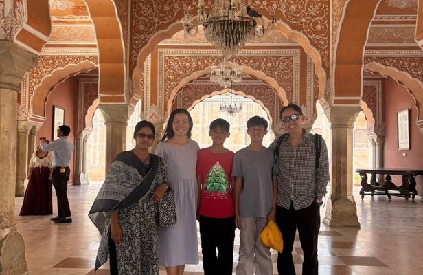 Jaipur Private Sightseeing Tour with Female Guide & Local Crafts.