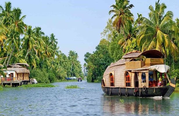 5 Days Luxury Kerala Tour with Houseboat Experience Private Tour