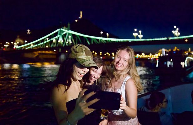 Budapest: Evening River Cruise + Unlimited Hungarian Rosé Wine