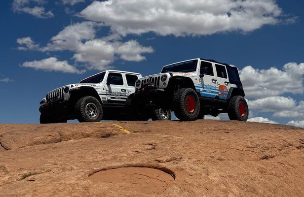 Private Hell's Revenge Jeep Tour in Moab