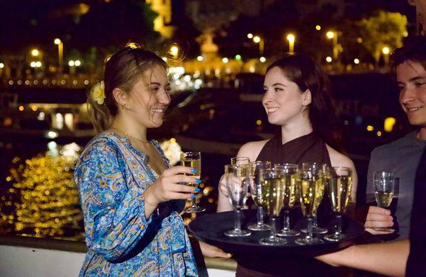 Budapest: Evening River Cruise With Unlimited Drinks