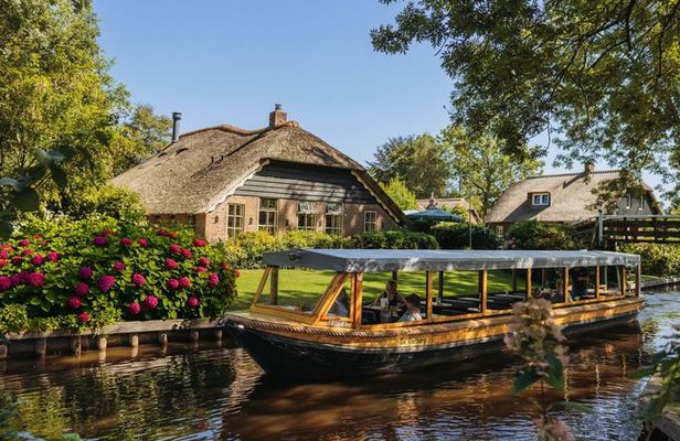 Giethoorn: Day Trip from Amsterdam and Guided Canal Cruise