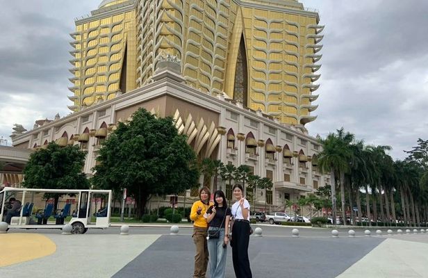 Luxury fun trip to Golden Triangle take boat and entrance to Laos