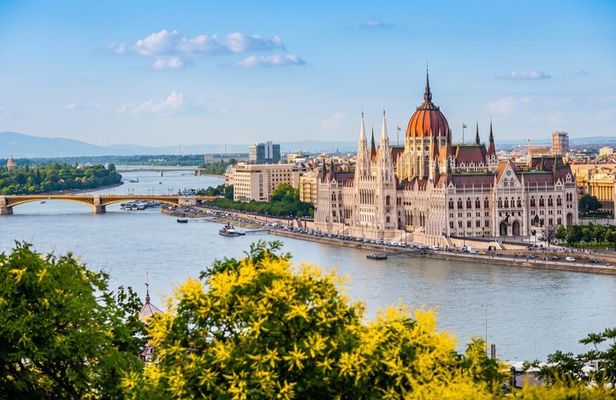 Private 4 Hour Budapest Highlights and Parliament Tour