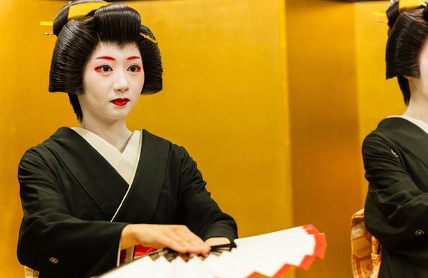 One Hour Geisha Show in Dotombori Osaka Performance
