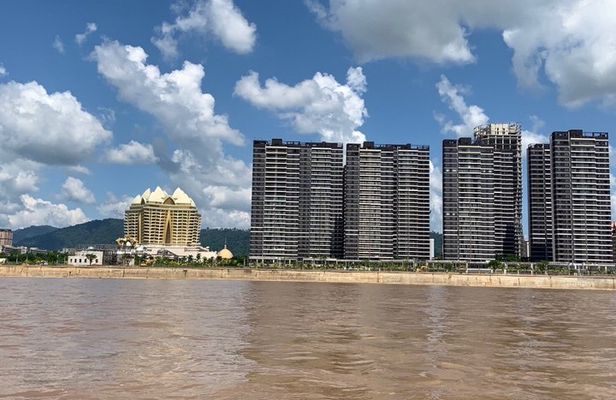 Stunning tour at Golden Triangle and 3 countries border view