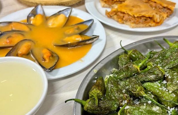 Santiago: guided foodie tour with drinks, tapas and live music