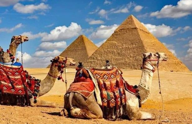 Giza Pyramid's Sunrise with Camel Ride and Breakfast