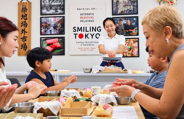 Tokyo 2-Hour Tsukiji Fish Market Tour & Sushi Making Class