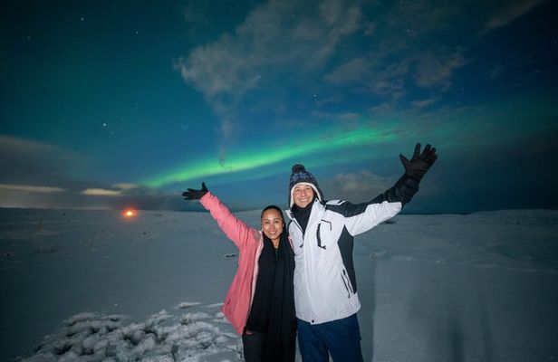 Northern Lights with Local Pastries, Hot Chocolate and Photos